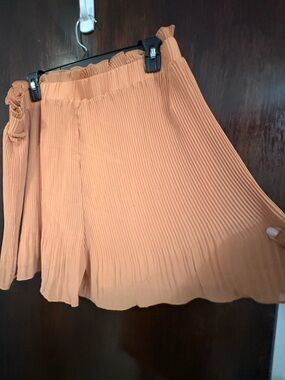 Bundle 2 for $30. NWT Mango High-Waist Pleated Shorts in Peach. Size XXL.